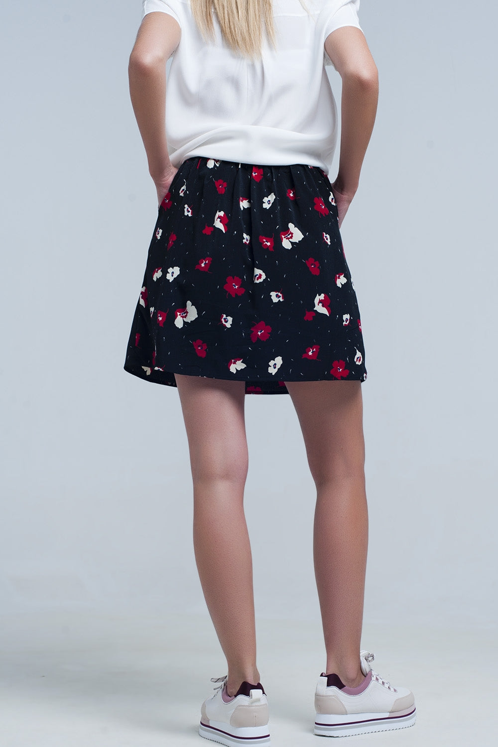 Mini jupe noire à motif floral