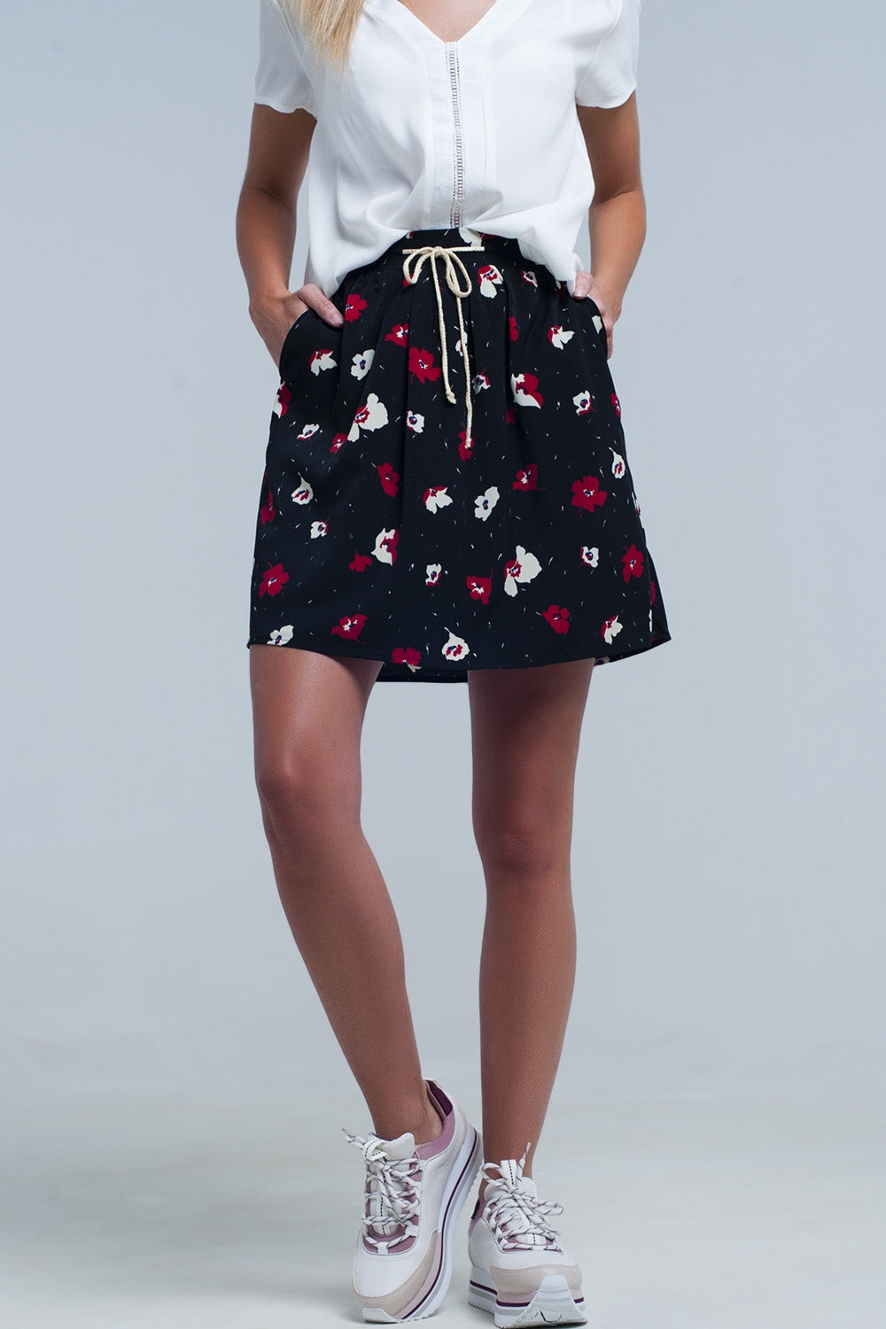Mini jupe noire à motif floral