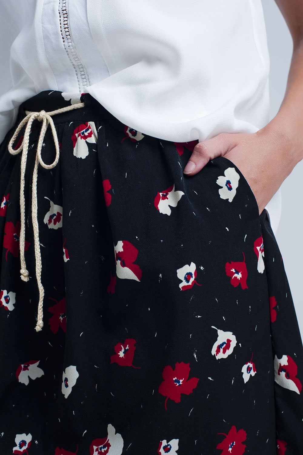 Mini jupe noire à motif floral