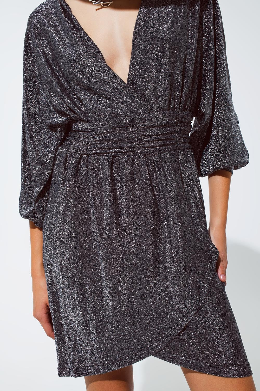 Mini robe à paillettes avec col en V profond en argent