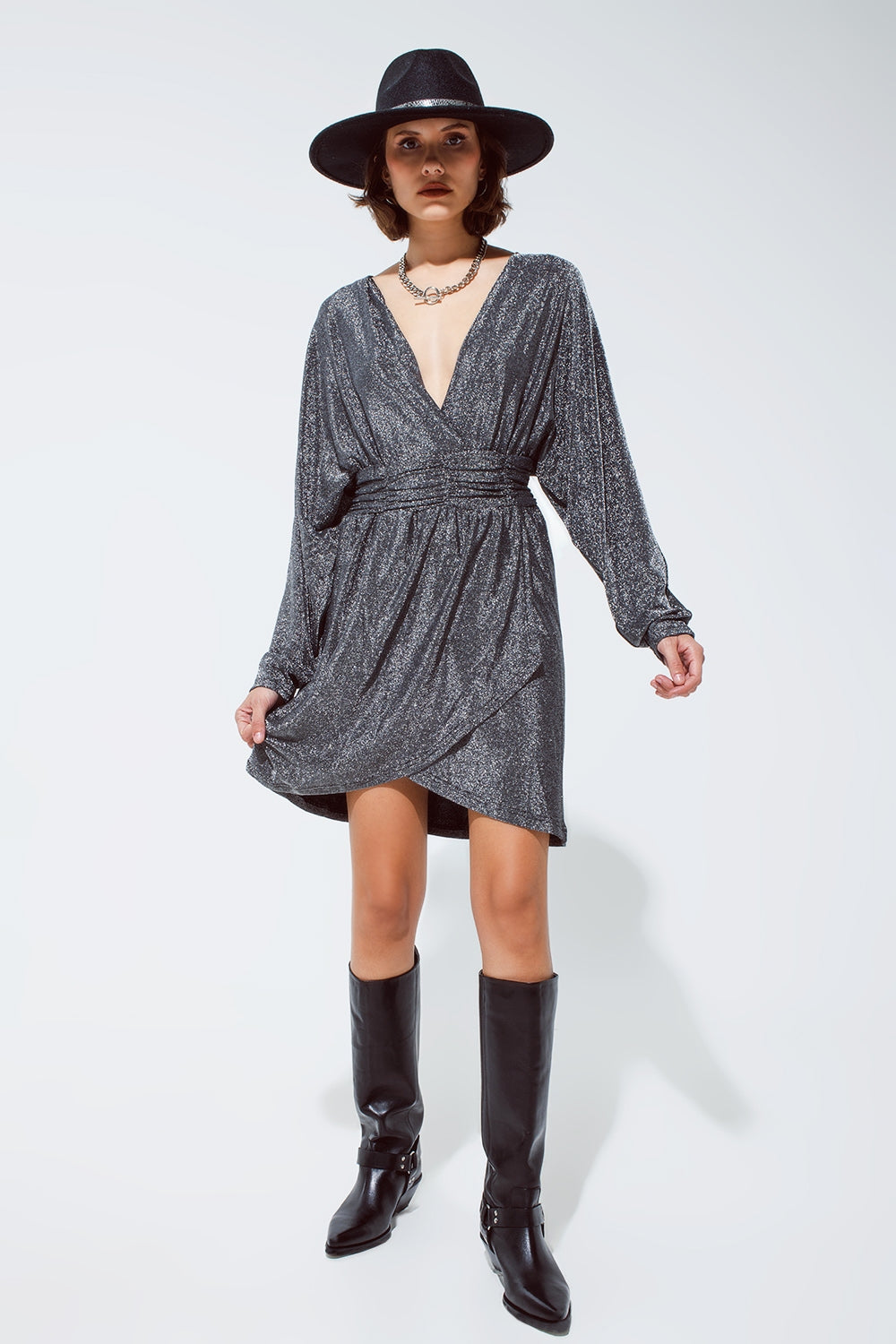 Mini robe à paillettes avec col en V profond en argent
