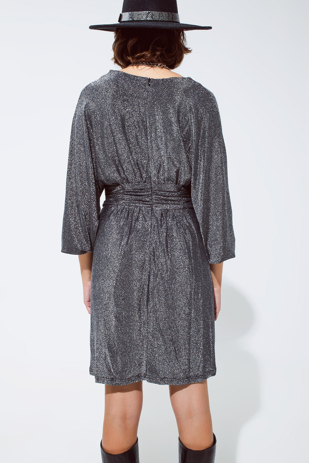 Mini robe à paillettes avec col en V profond en argent