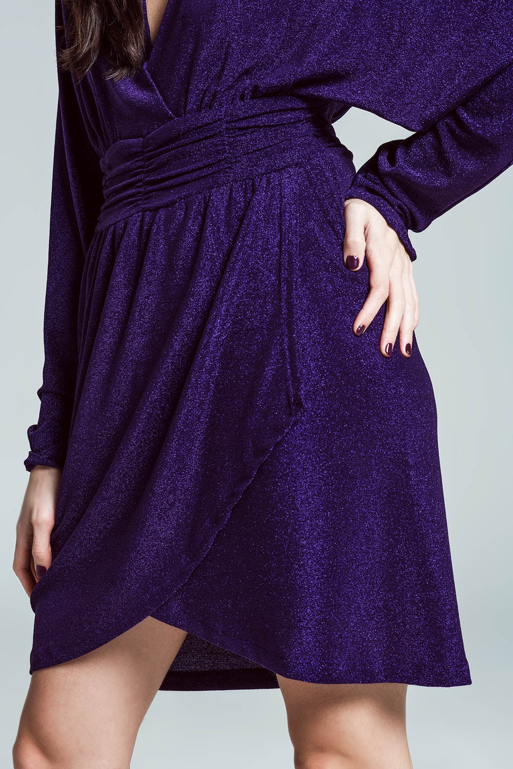 Mini robe à paillettes avec col en V profond en violet