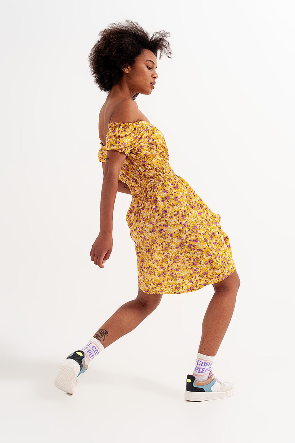 Mini robe avec détail froncé en imprimé floral jaune