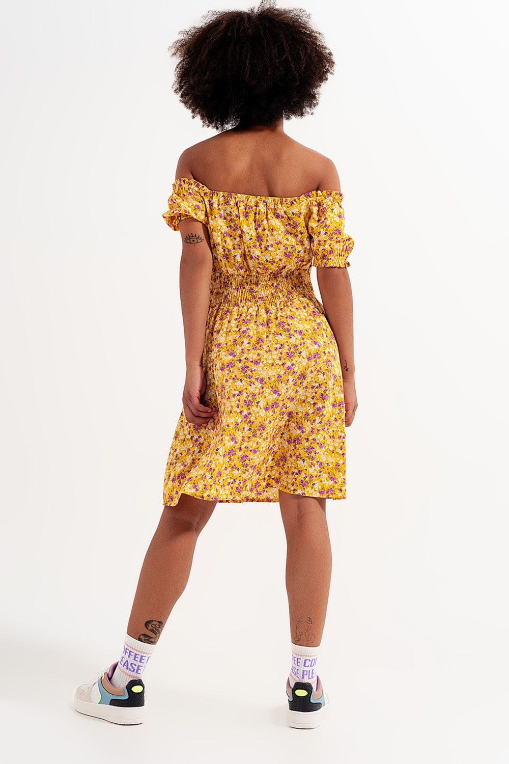 Mini robe avec détail froncé en imprimé floral jaune