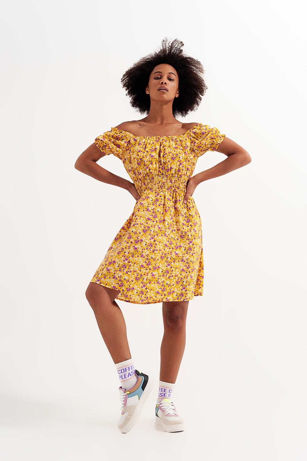 Mini robe avec détail froncé en imprimé floral jaune
