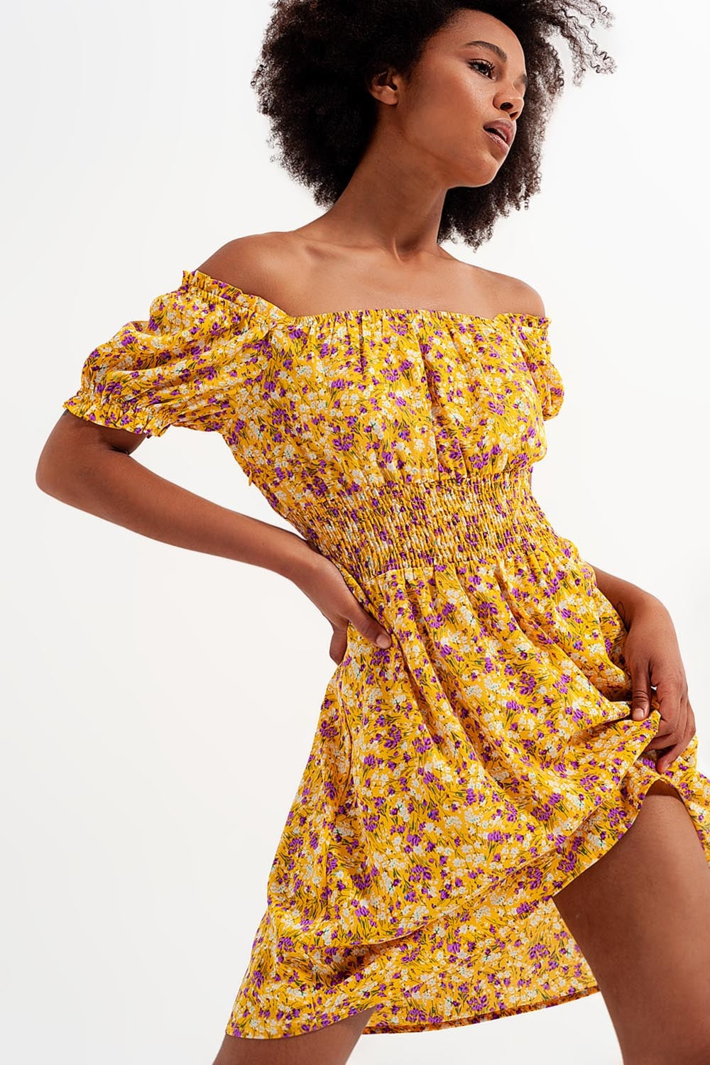 Mini robe avec détail froncé en imprimé floral jaune