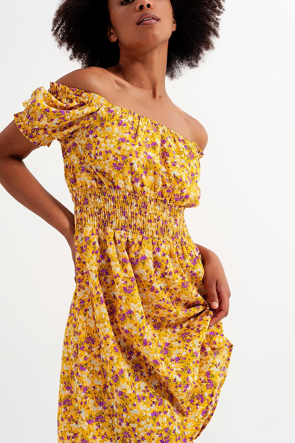 Mini robe avec détail froncé en imprimé floral jaune