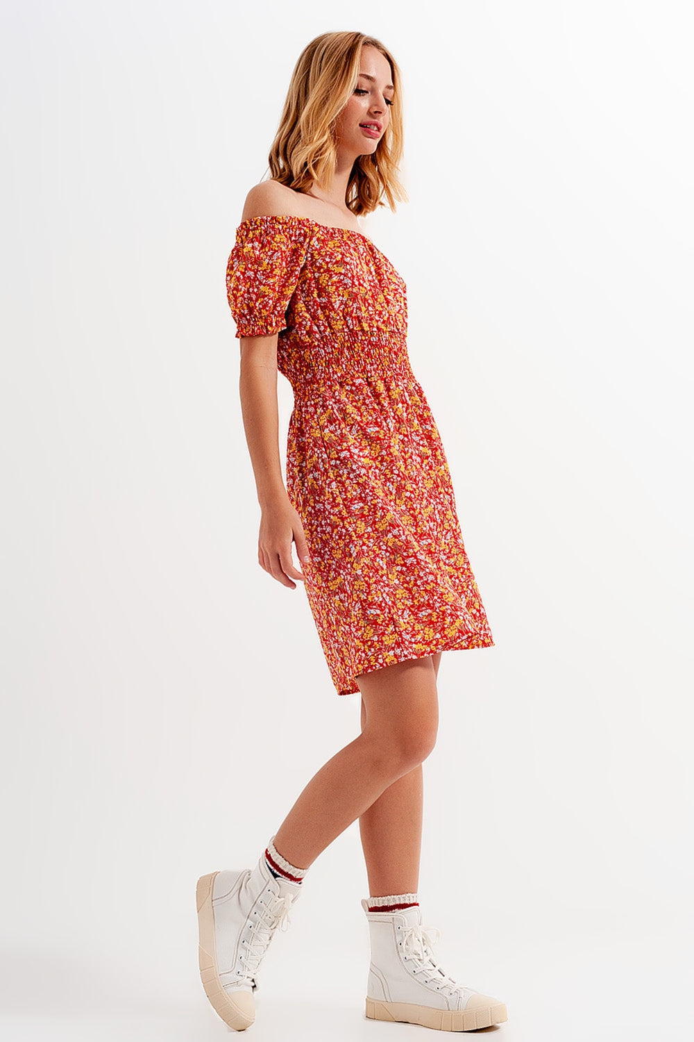 Mini robe avec détail froncé en imprimé floral rouge