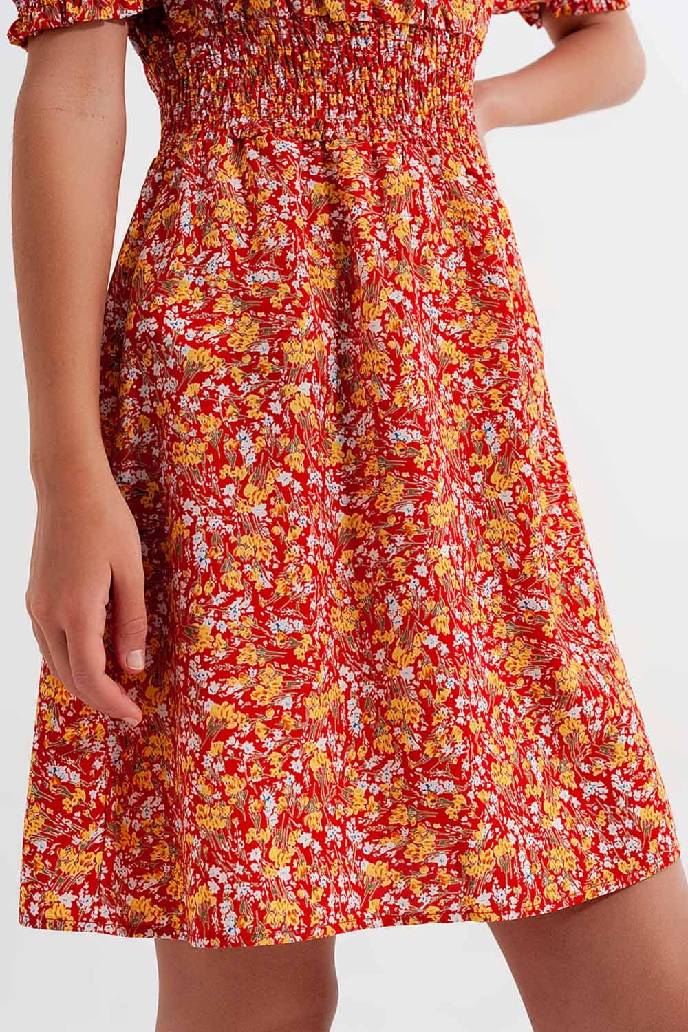 Mini robe avec détail froncé en imprimé floral rouge