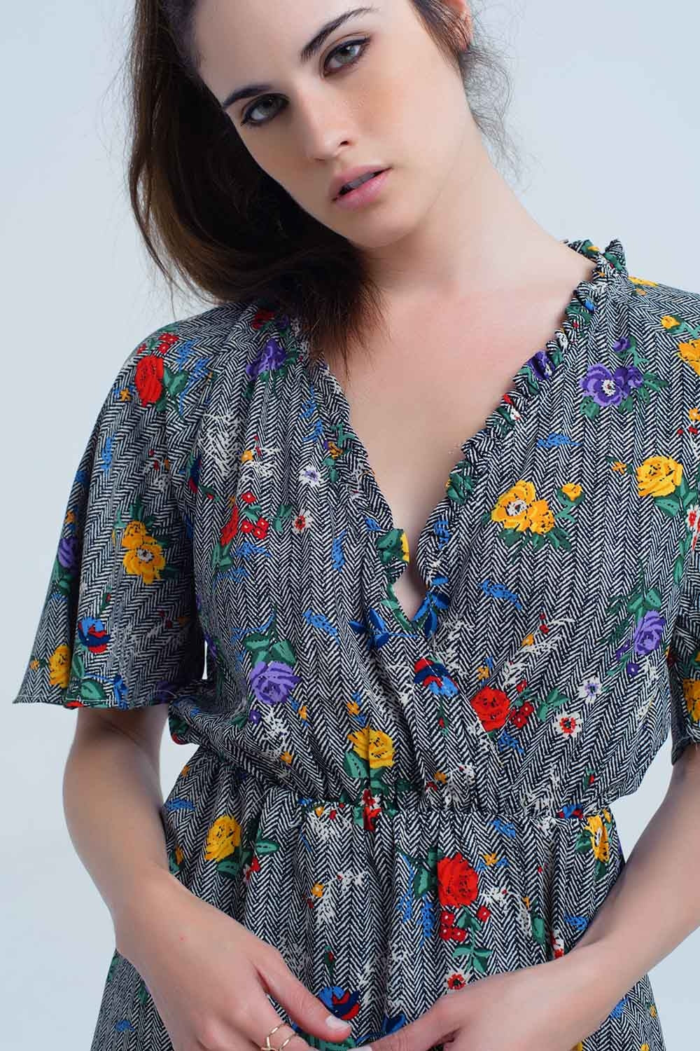 Mini robe avec ouverture et fleurs en couleurs imprimées