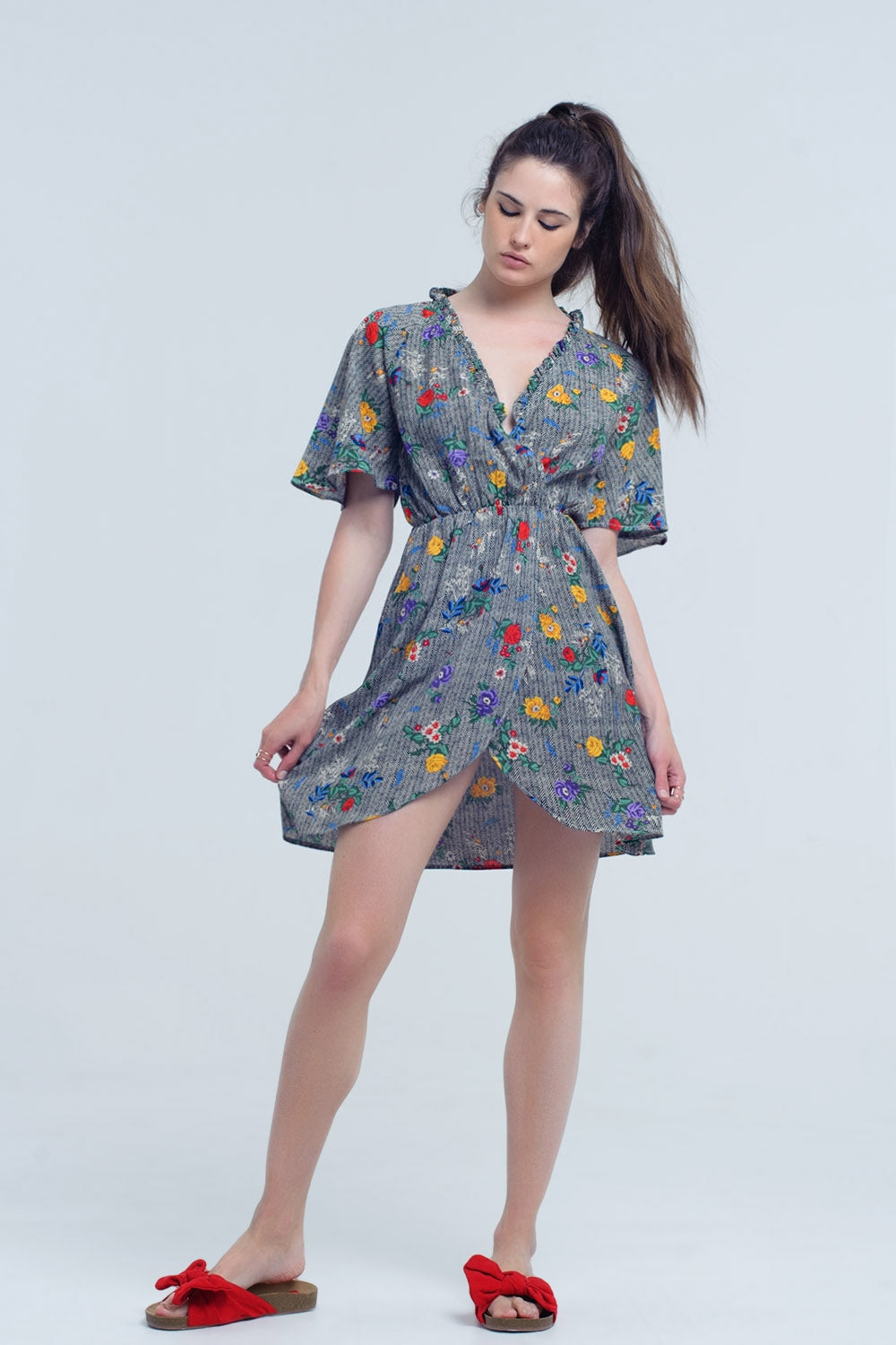 Mini robe avec ouverture et fleurs en couleurs imprimées