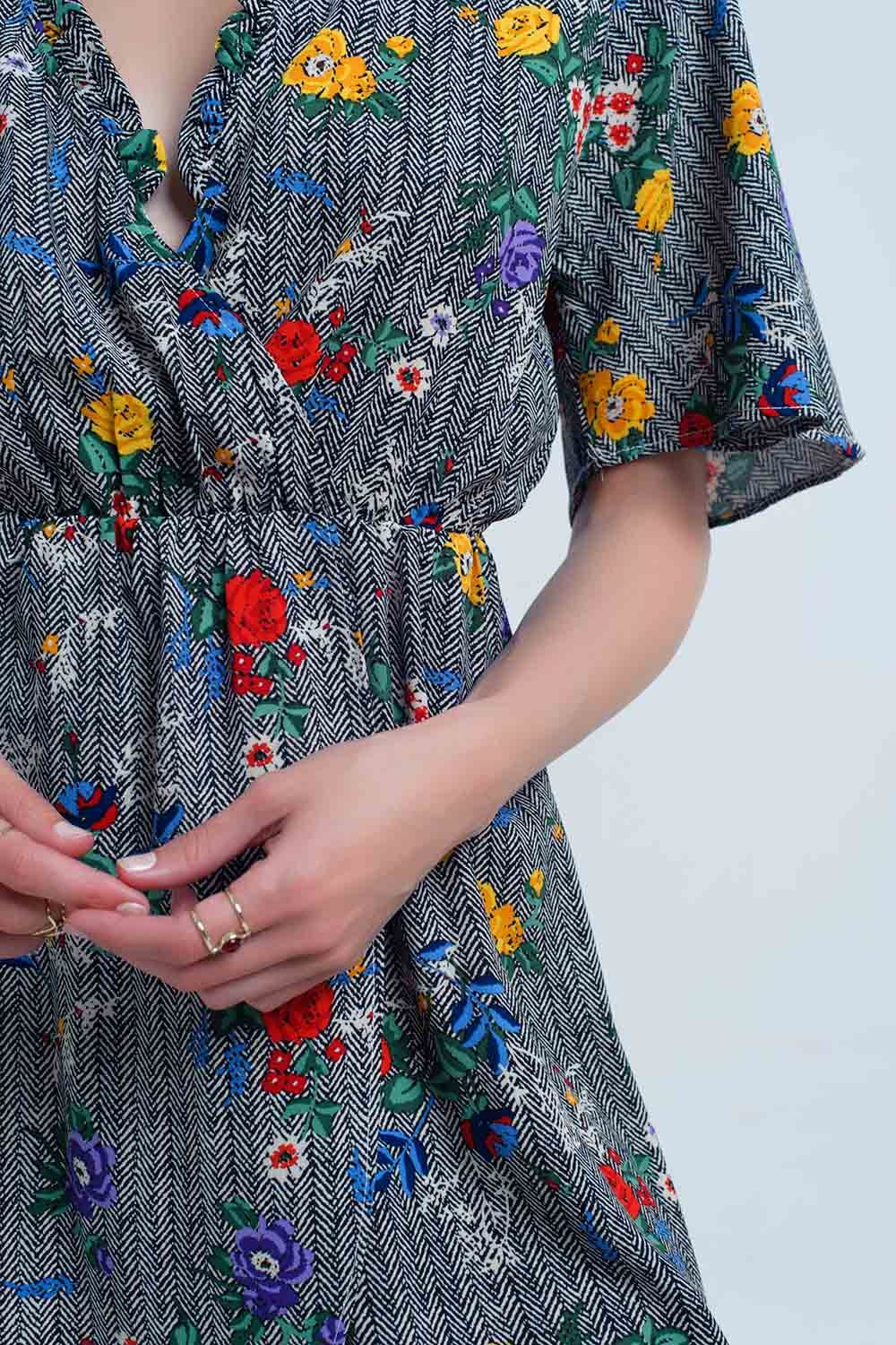 Mini robe avec ouverture et fleurs en couleurs imprimées