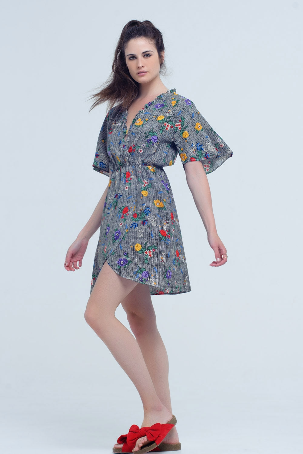 Mini robe avec ouverture et fleurs en couleurs imprimées