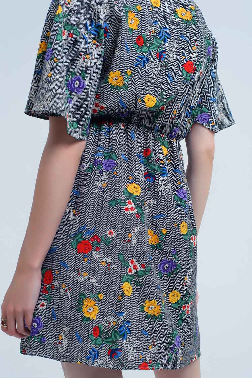 Mini robe avec ouverture et fleurs en couleurs imprimées