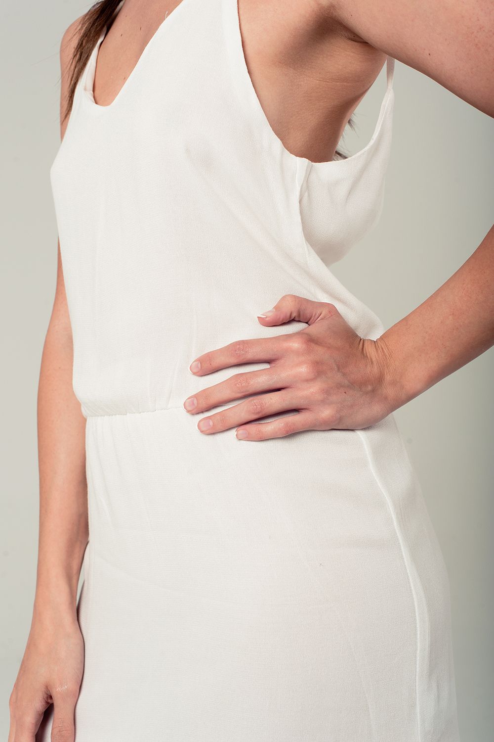 Mini robe blanche avec détail dentelle dans le dos