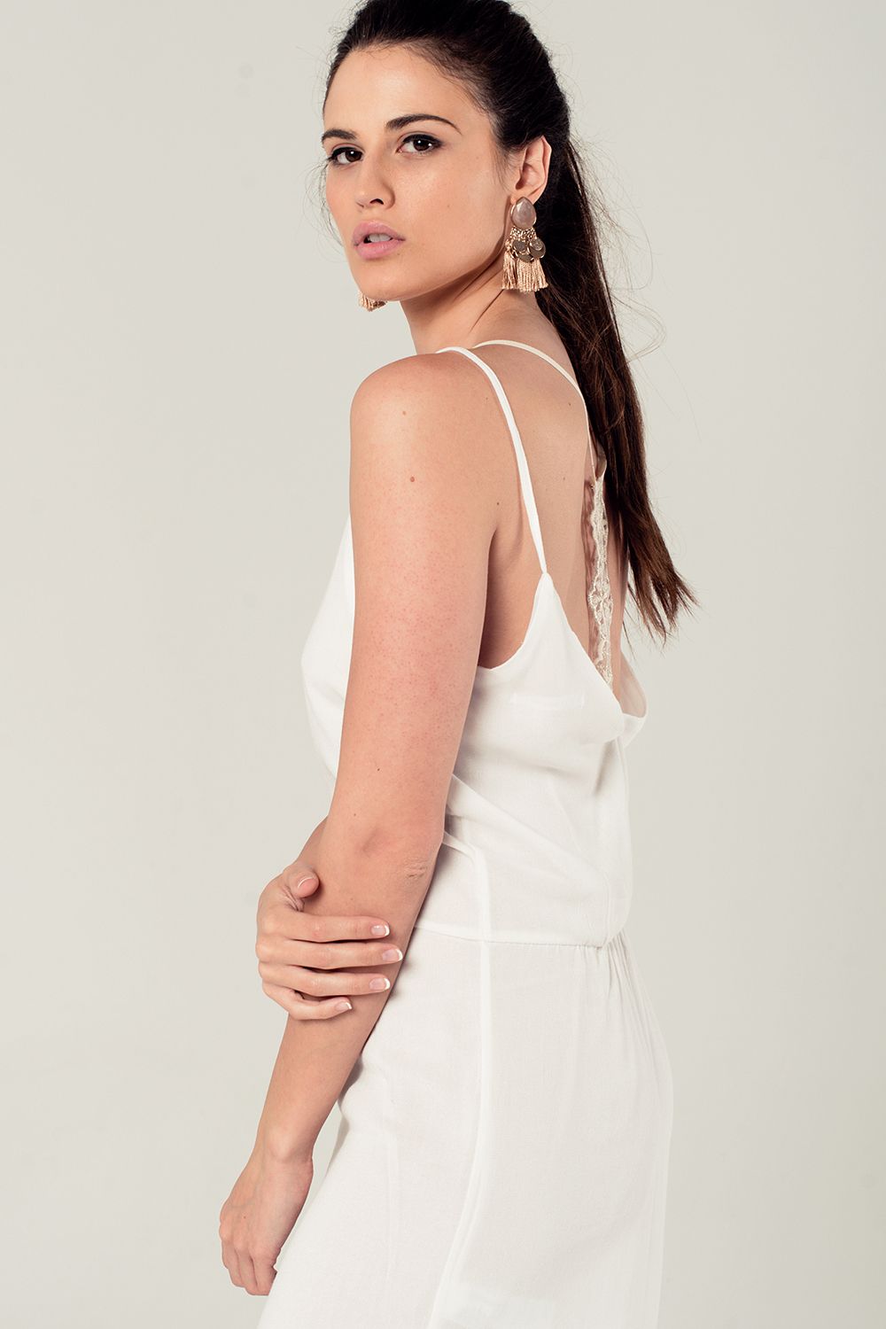 Mini robe blanche avec détail dentelle dans le dos