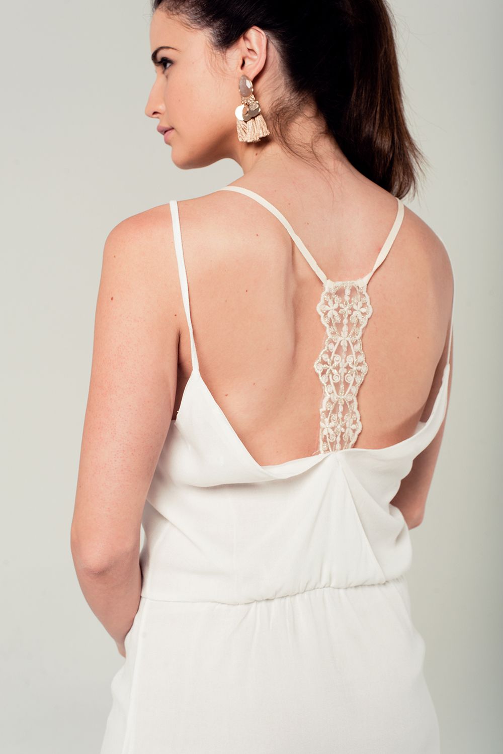 Mini robe blanche avec détail dentelle dans le dos