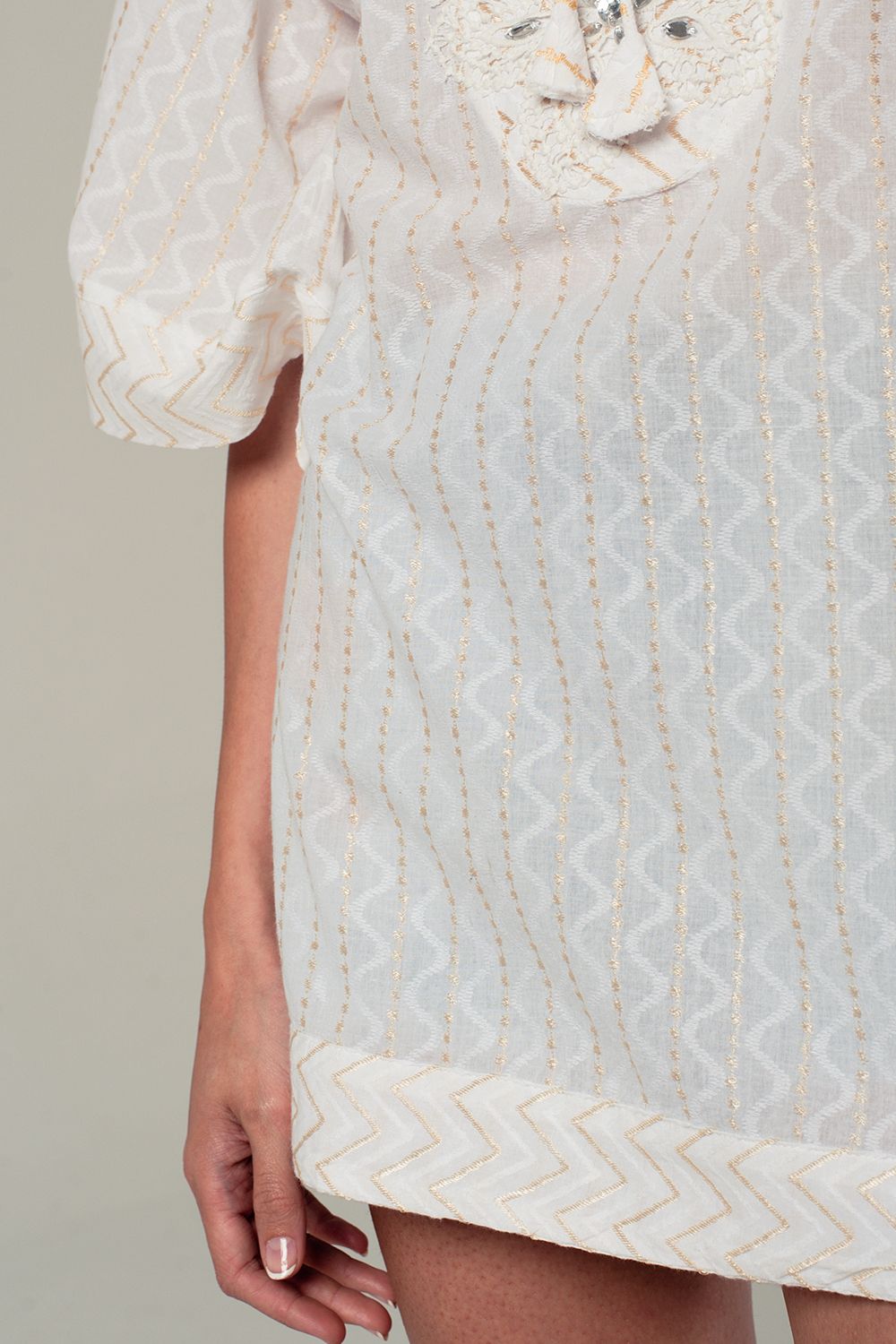 Mini robe blanche avec détails brodés