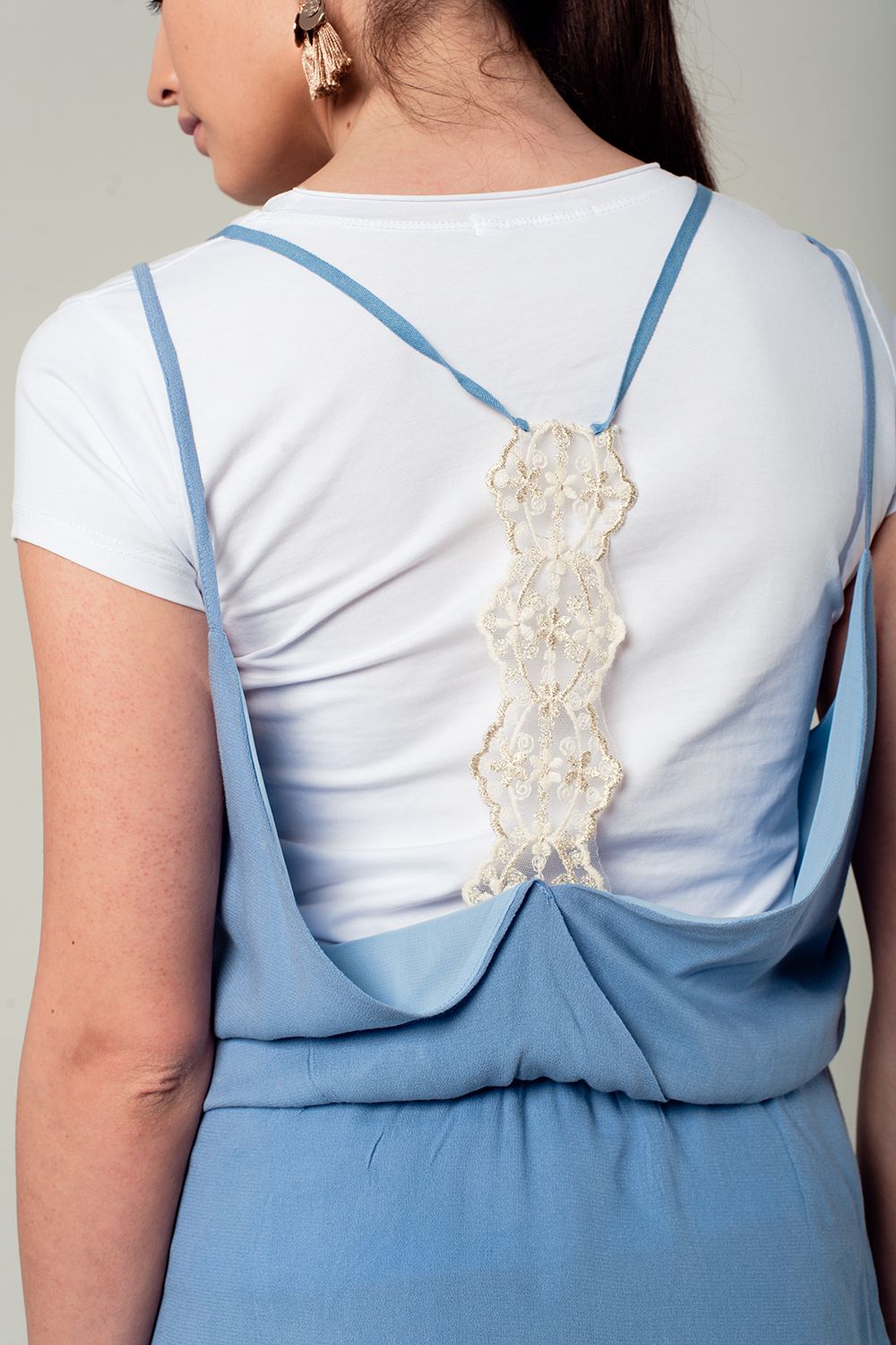 Mini robe bleue avec détail en crochet dans le dos