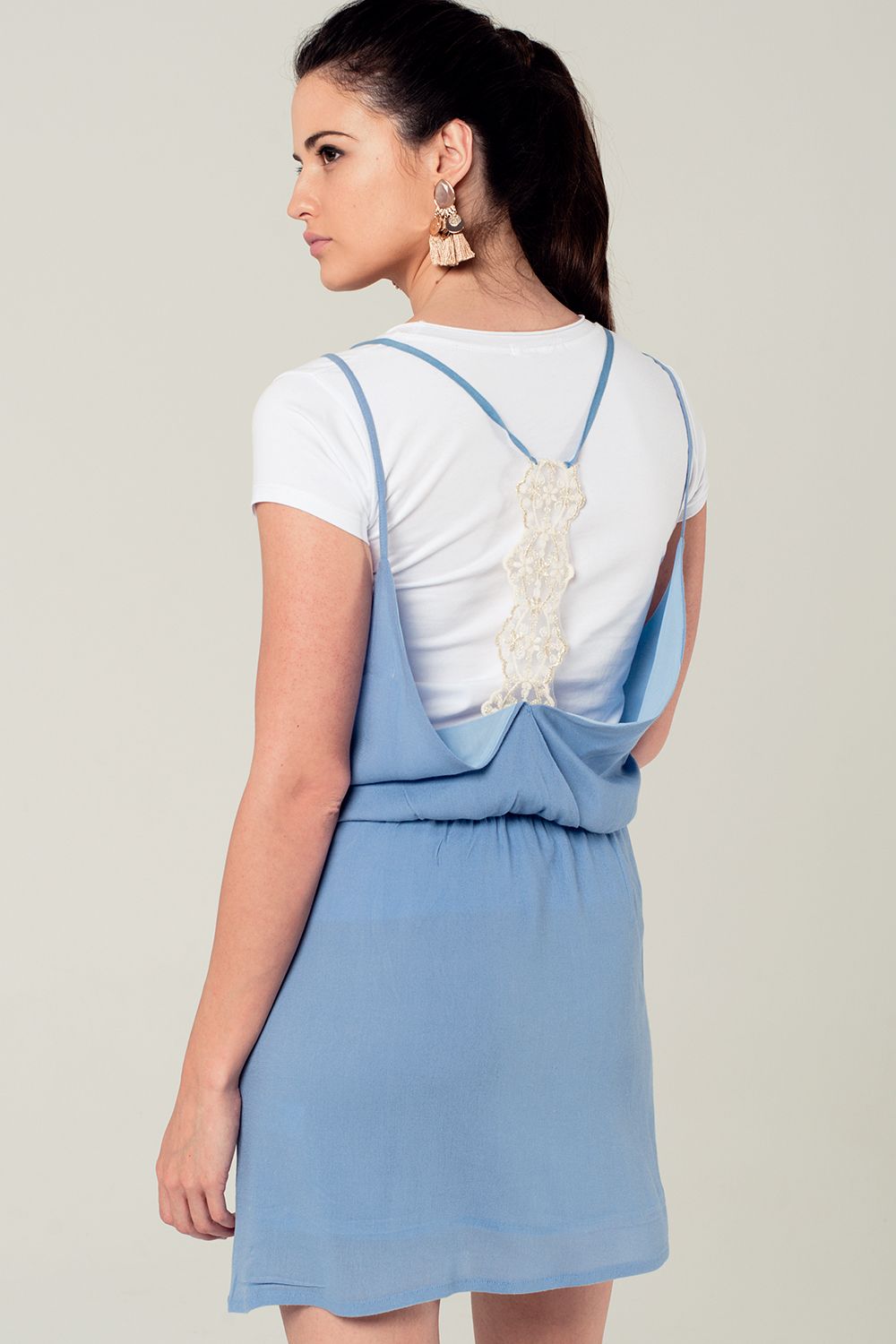 Mini robe bleue avec détail en crochet dans le dos