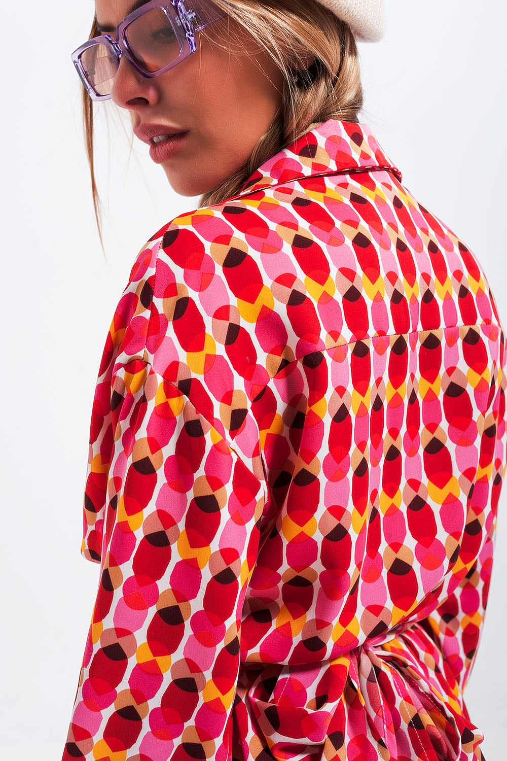 Mini robe boutonnée sur le devant à taille nouée et imprimé rouge