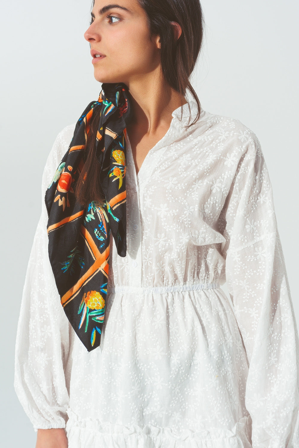 Mini robe brodée à volants en blanc