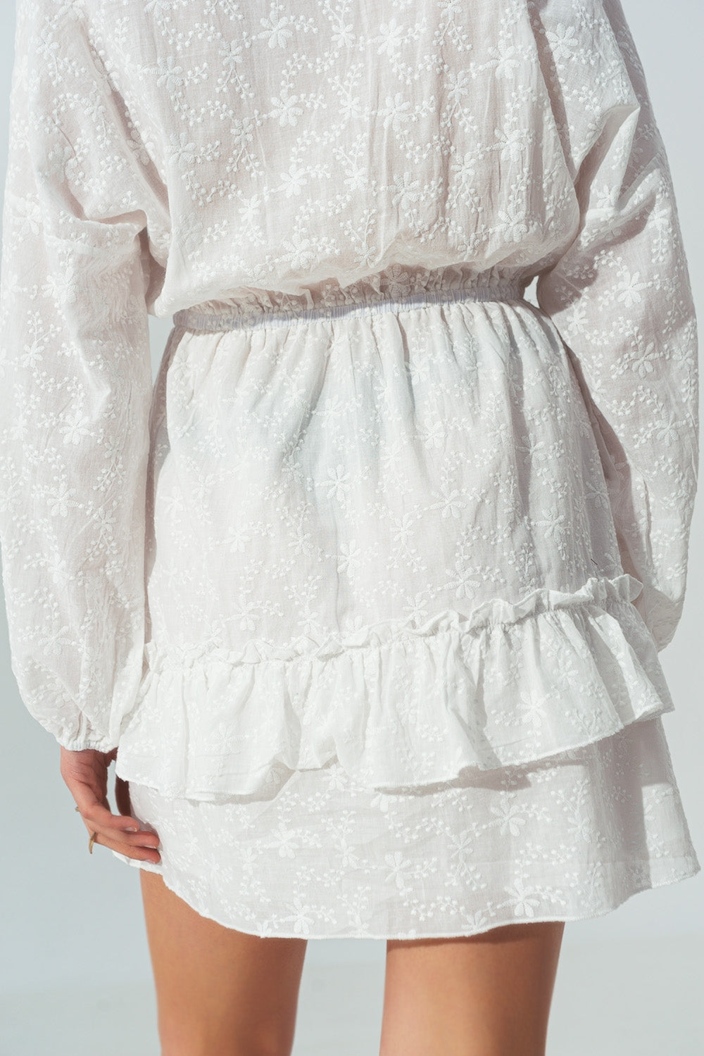 Mini robe brodée à volants en blanc
