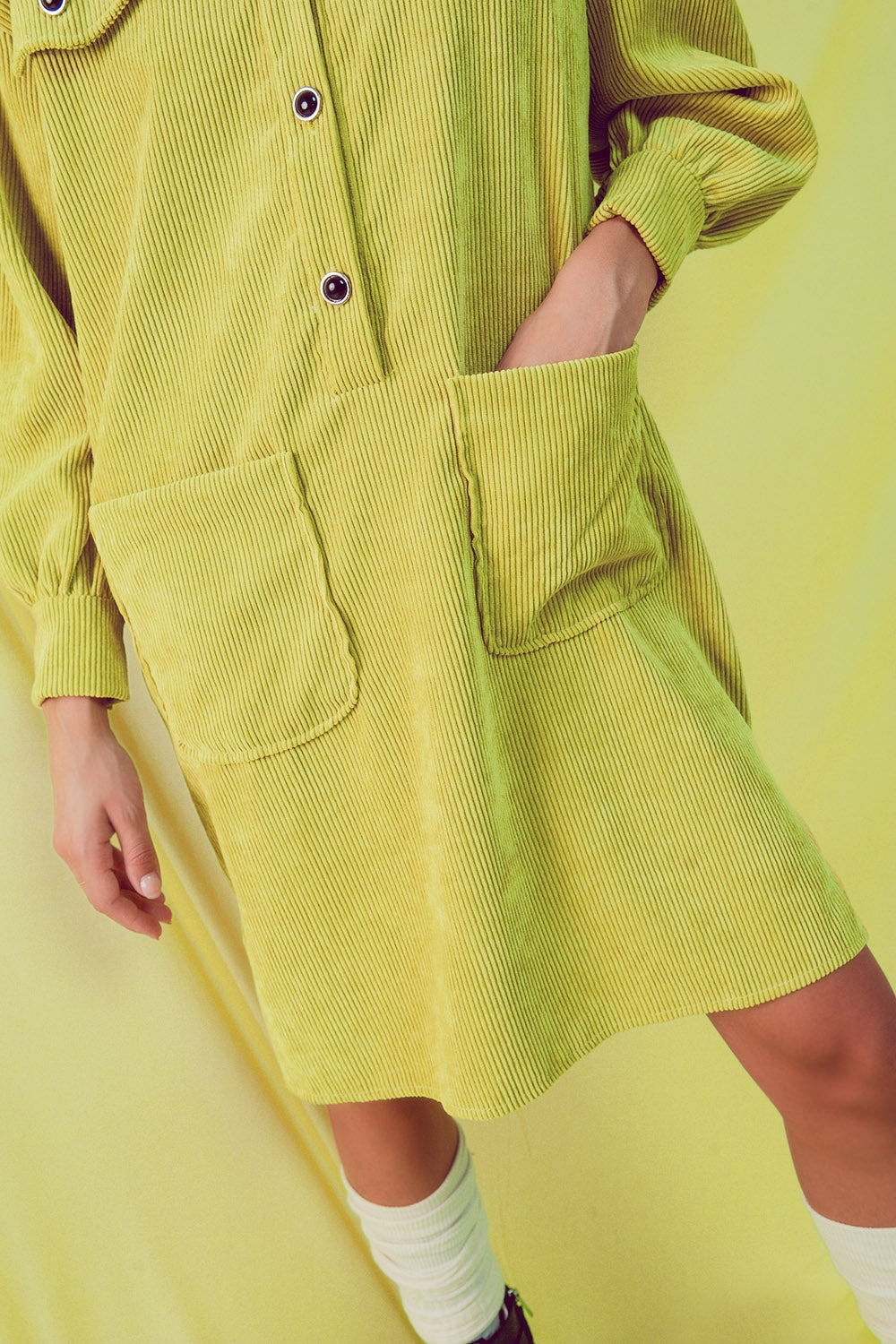 Mini robe chemise en velours côtelé lime