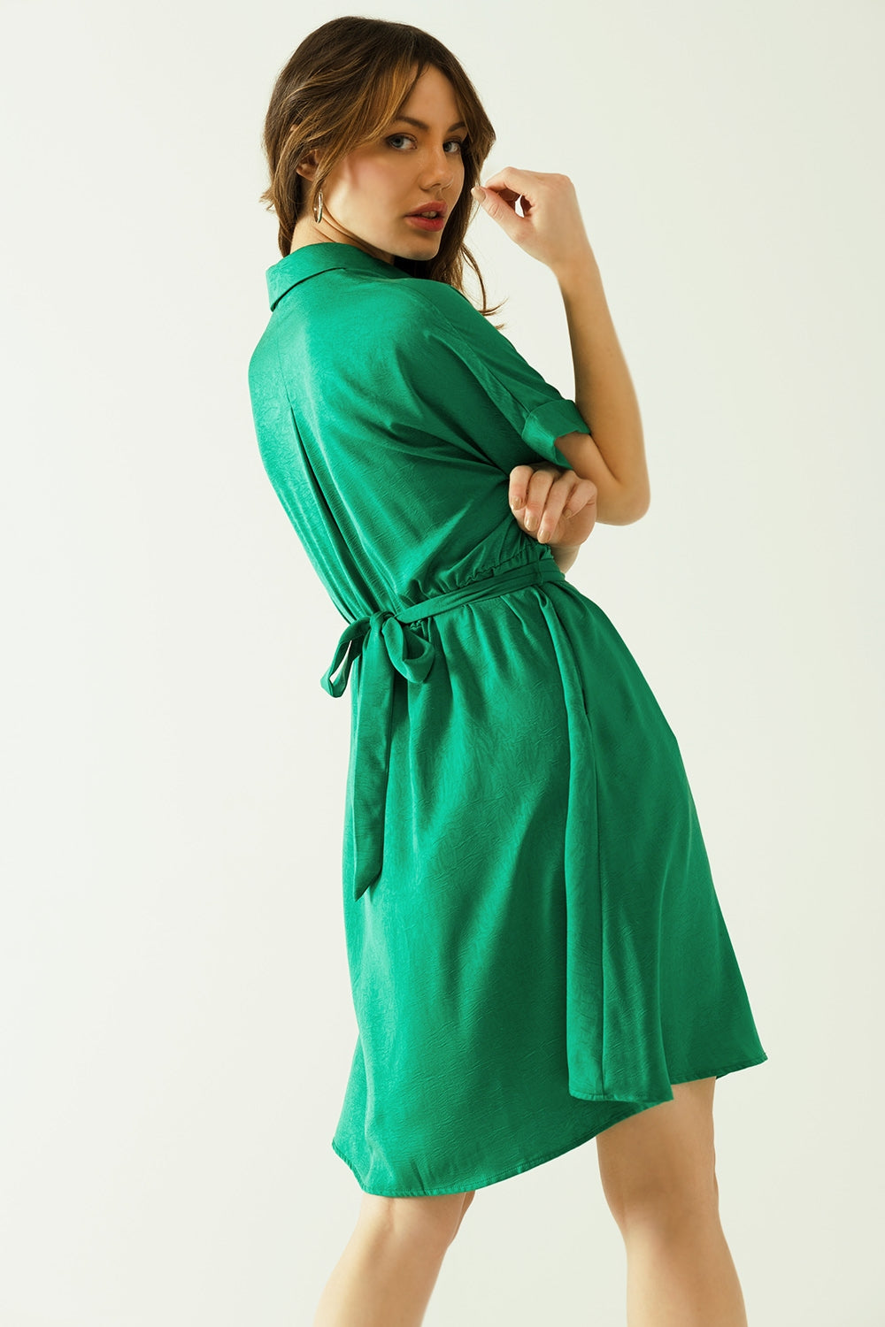Mini robe décontractée ceinturée avec bouton plaqué sur le devant en vert