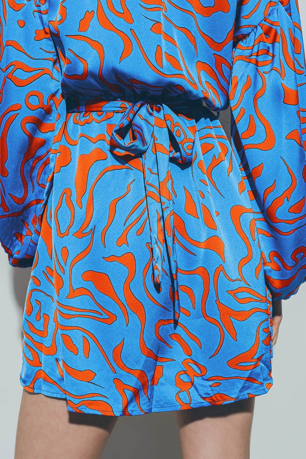 Mini robe en satin à col en V en bleu