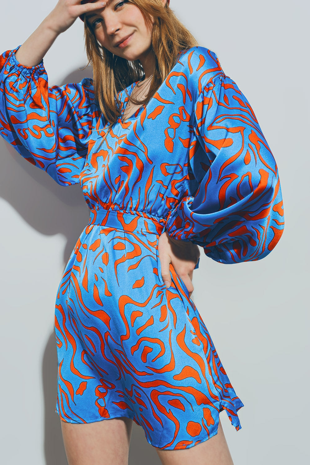 Mini robe en satin à col en V en bleu