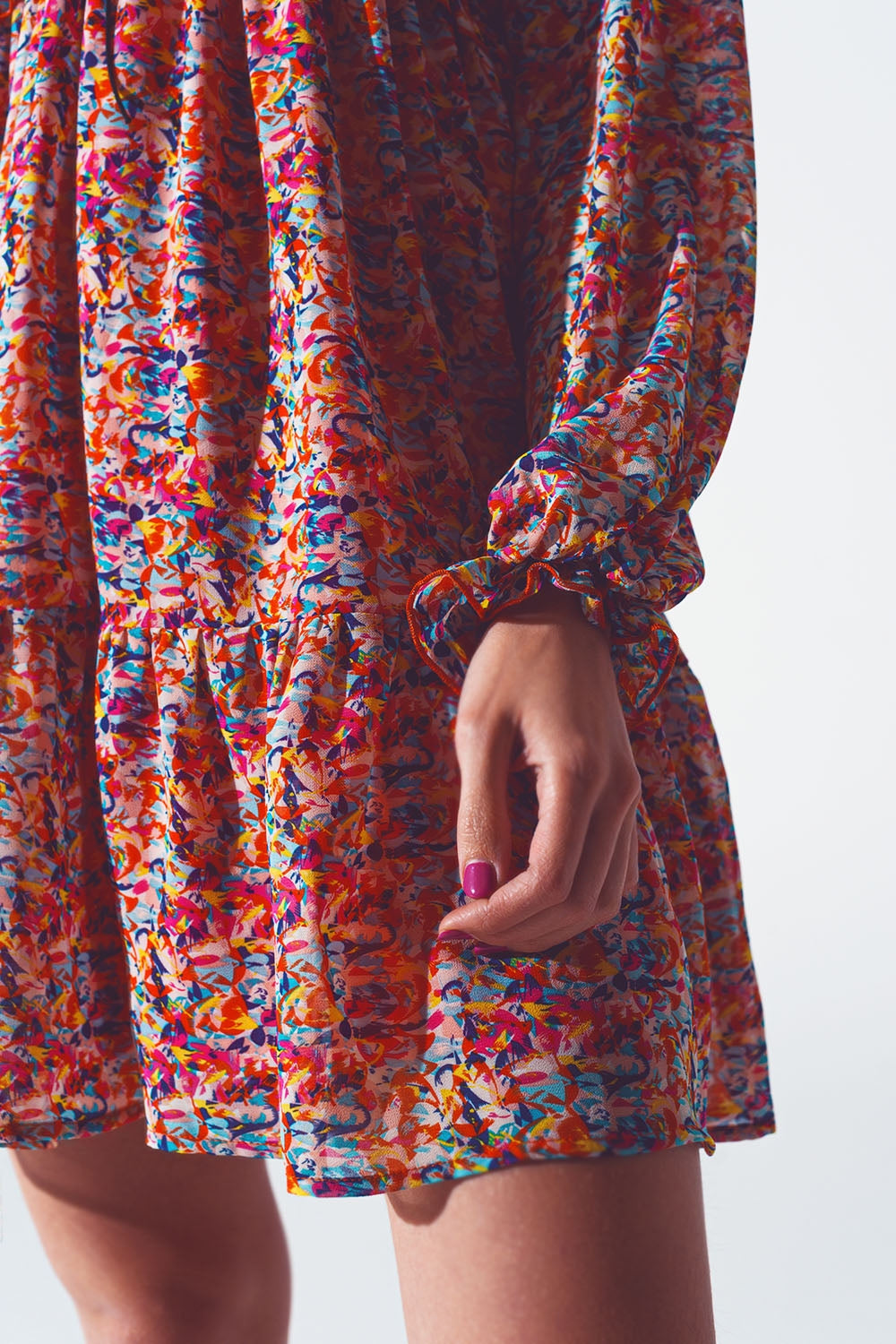 Mini robe fleurie à col en V en multicolore