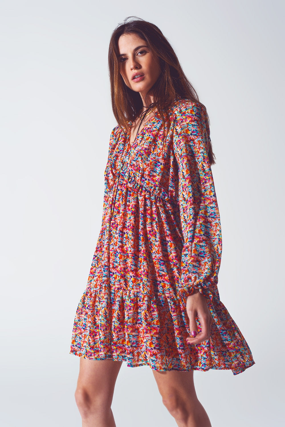Mini robe fleurie à col en V en multicolore