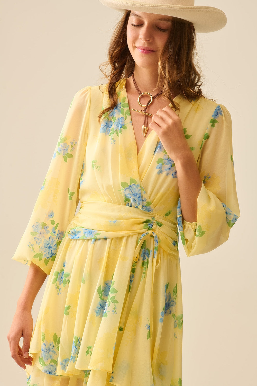 Mini-robe printanière jaune beurre à motifs froncés