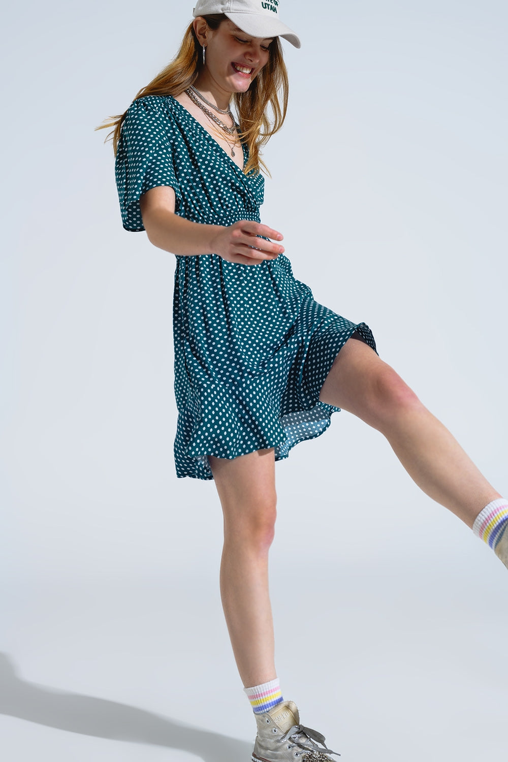 Mini robe verte avec taille cintrée sur le devant et imprimé floral