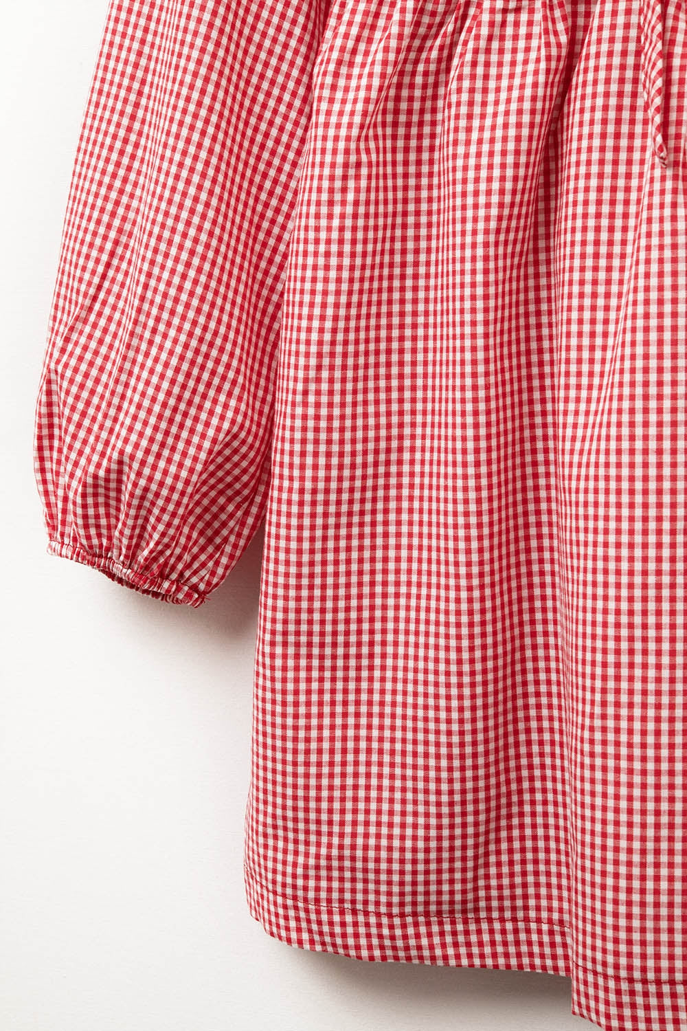 Mini robe vichy à nouer sur le devant en rouge