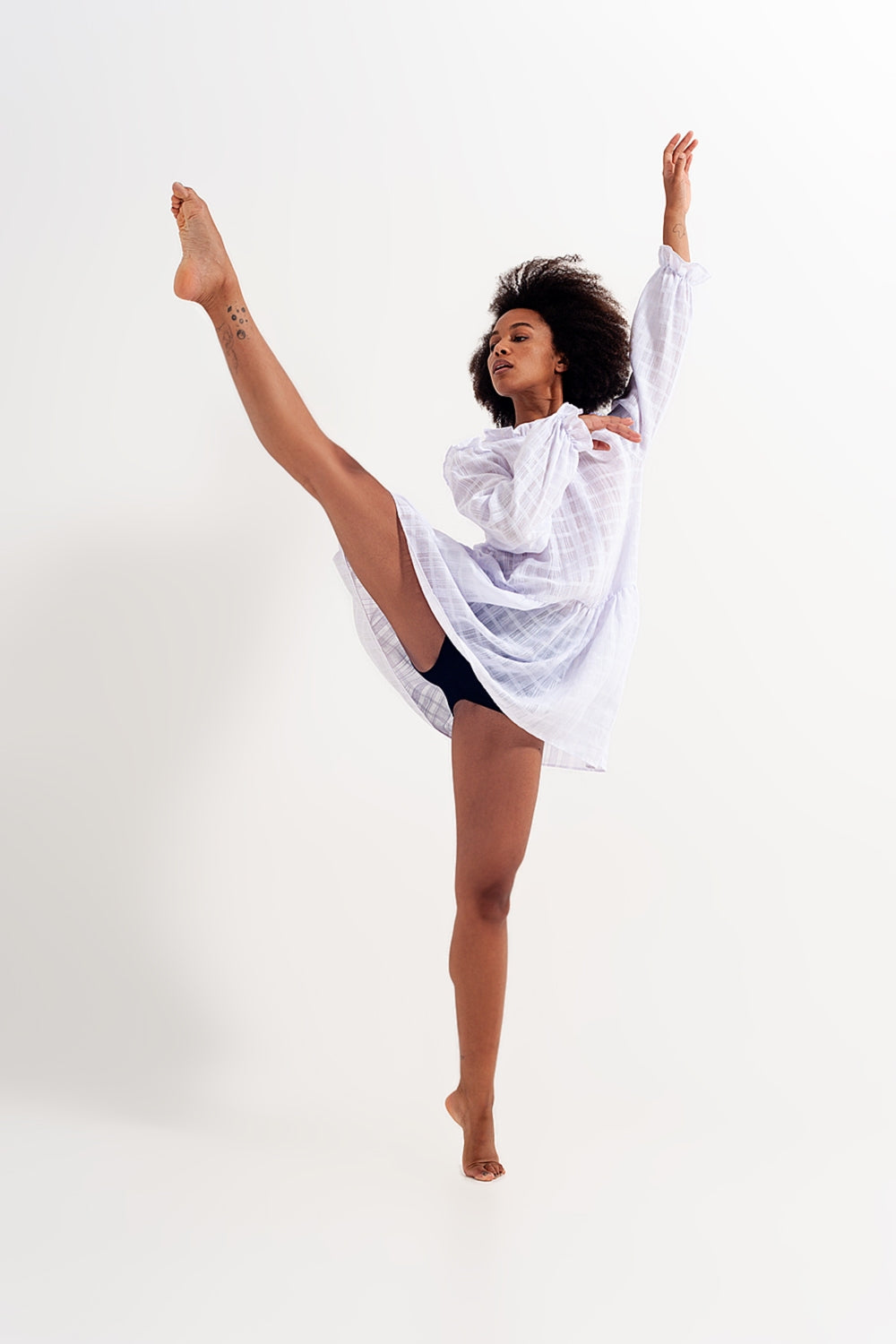 Q2 Mini robe volumineuse à volants en blanc