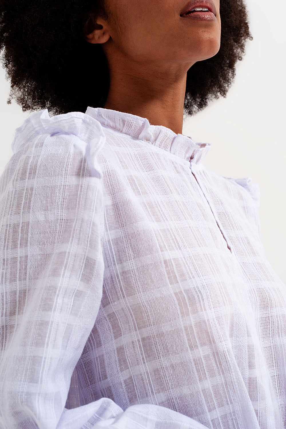 Mini robe volumineuse à volants en blanc