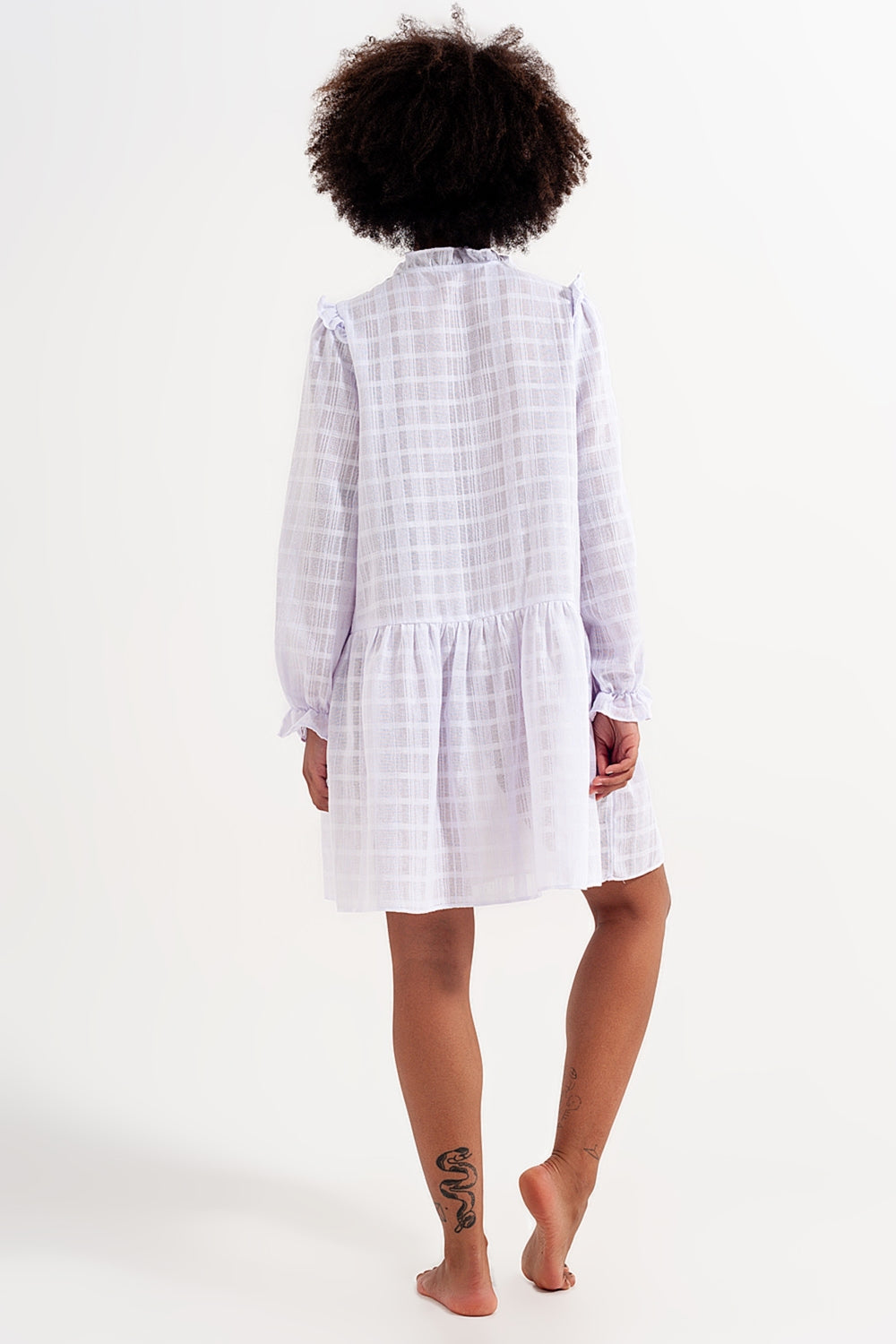 Mini robe volumineuse à volants en blanc