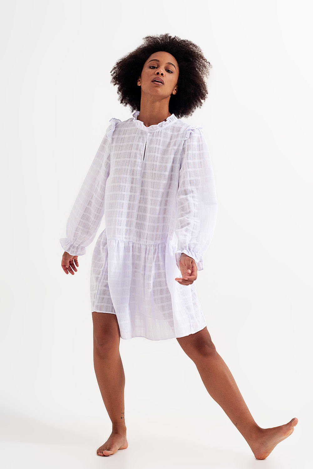Mini robe volumineuse à volants en blanc