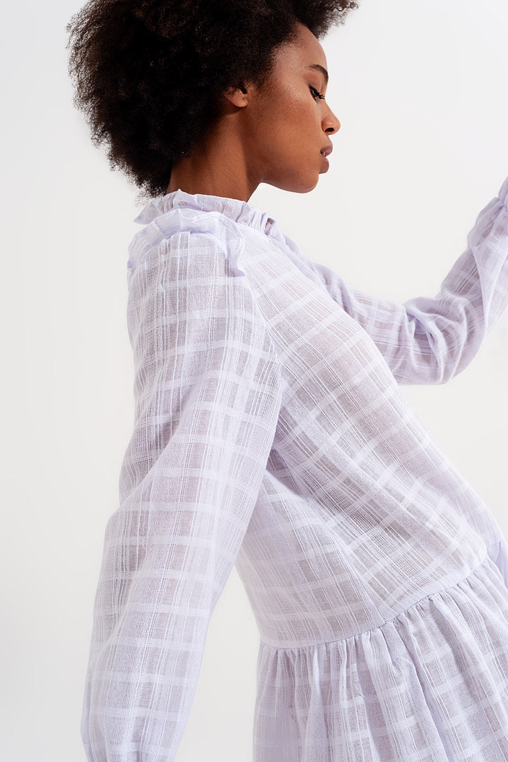 Mini robe volumineuse à volants en blanc