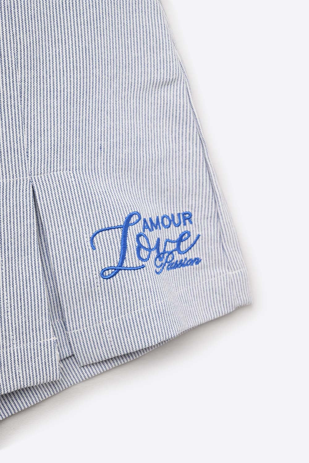 Mini-short bleu avec fente latérale et logo Love Amour Passion brodé