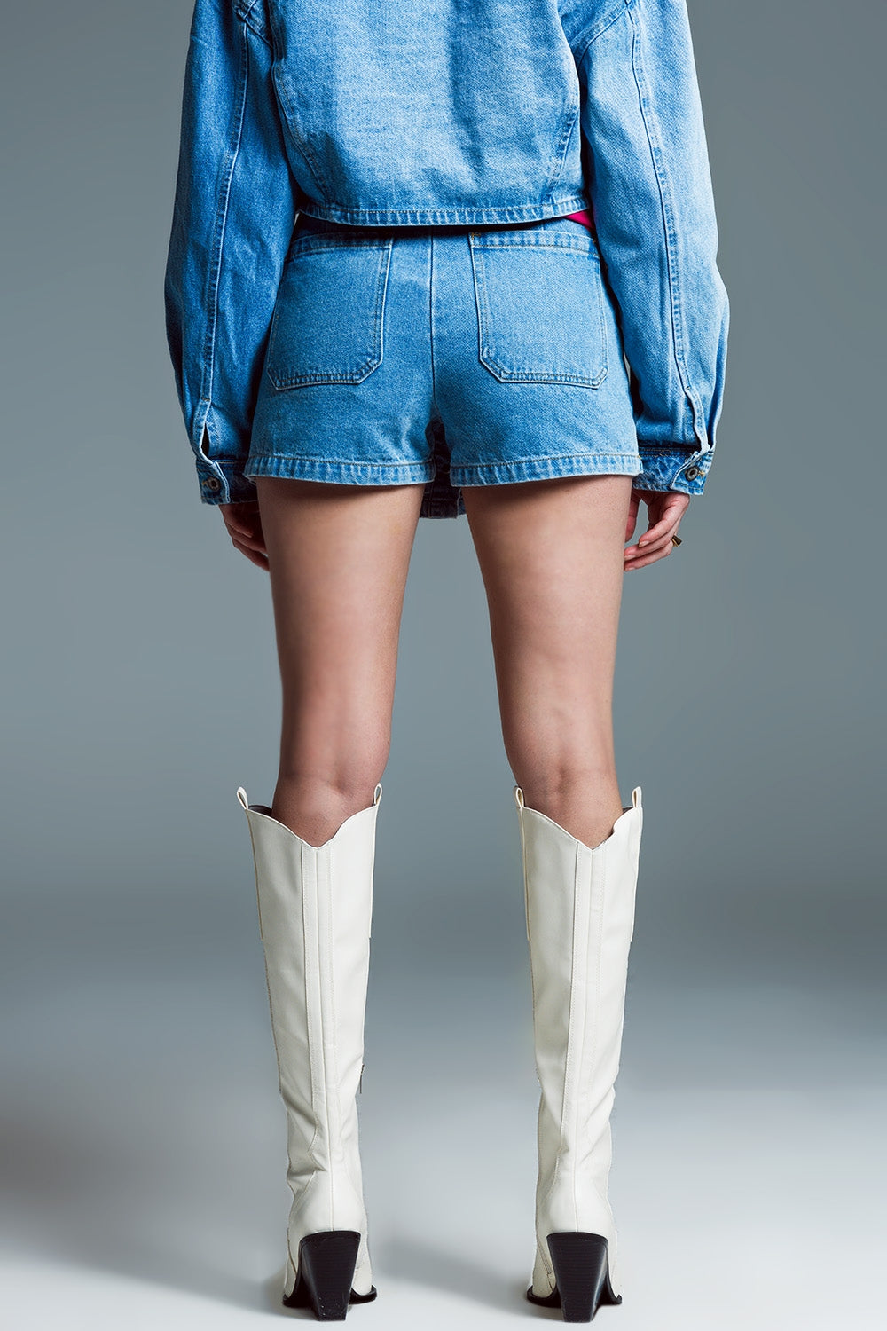 Mini-short cargo en denim avec boutonnage sur le devant en délavage léger
