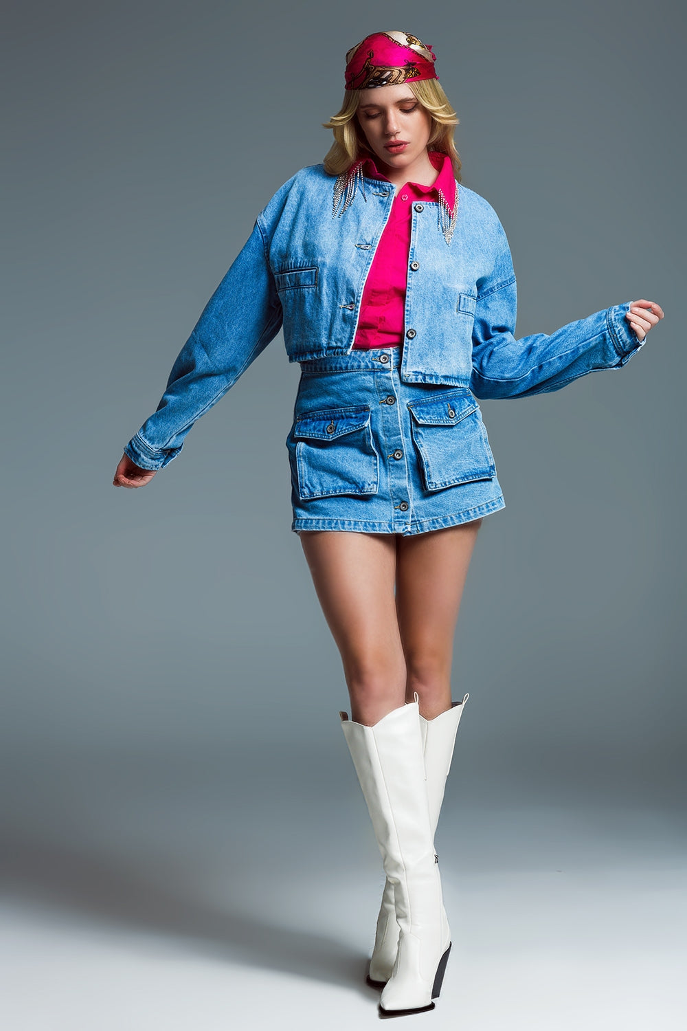 Mini-short cargo en denim avec boutonnage sur le devant en délavage léger