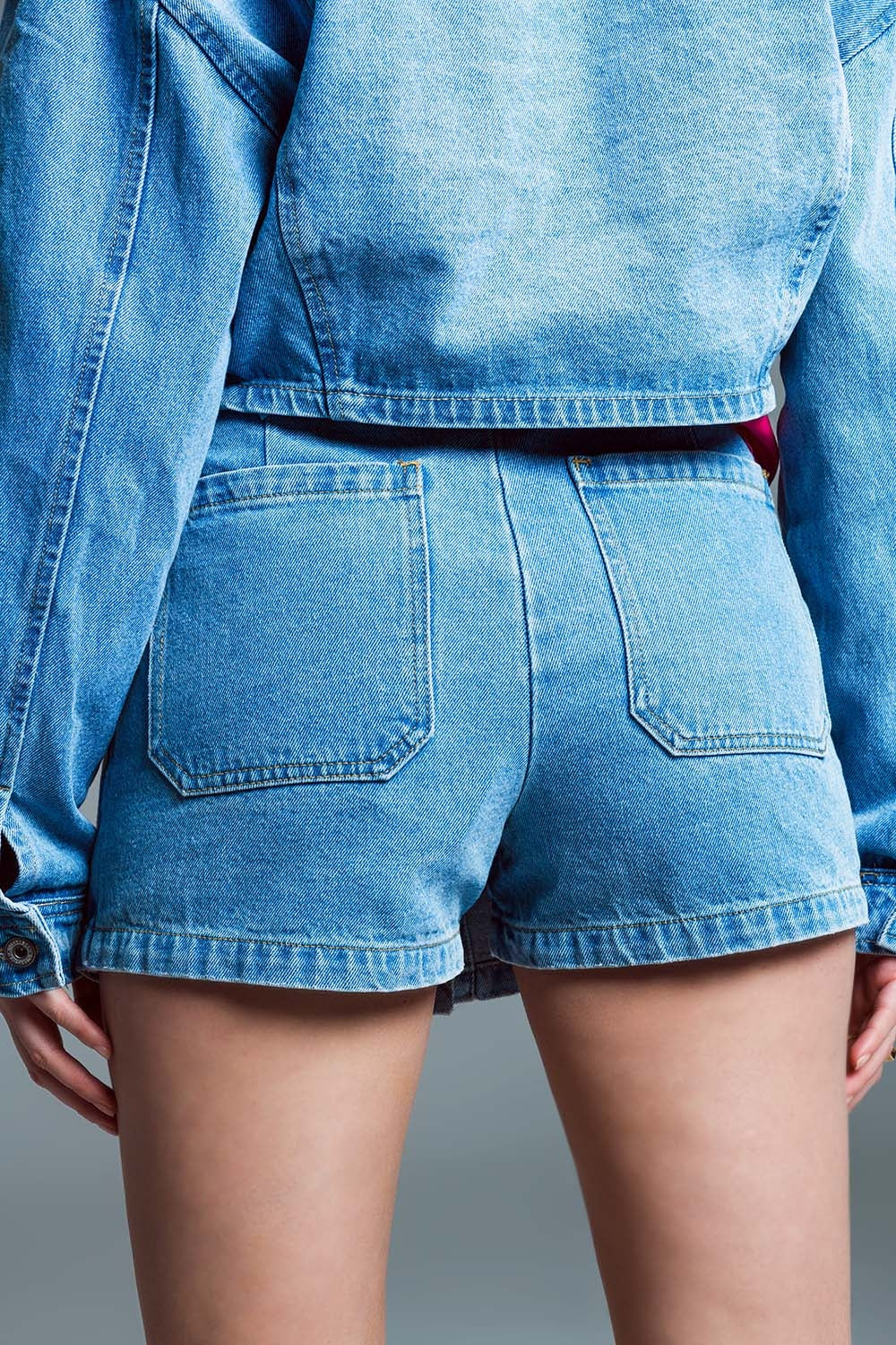 Mini-short cargo en denim avec boutonnage sur le devant en délavage léger