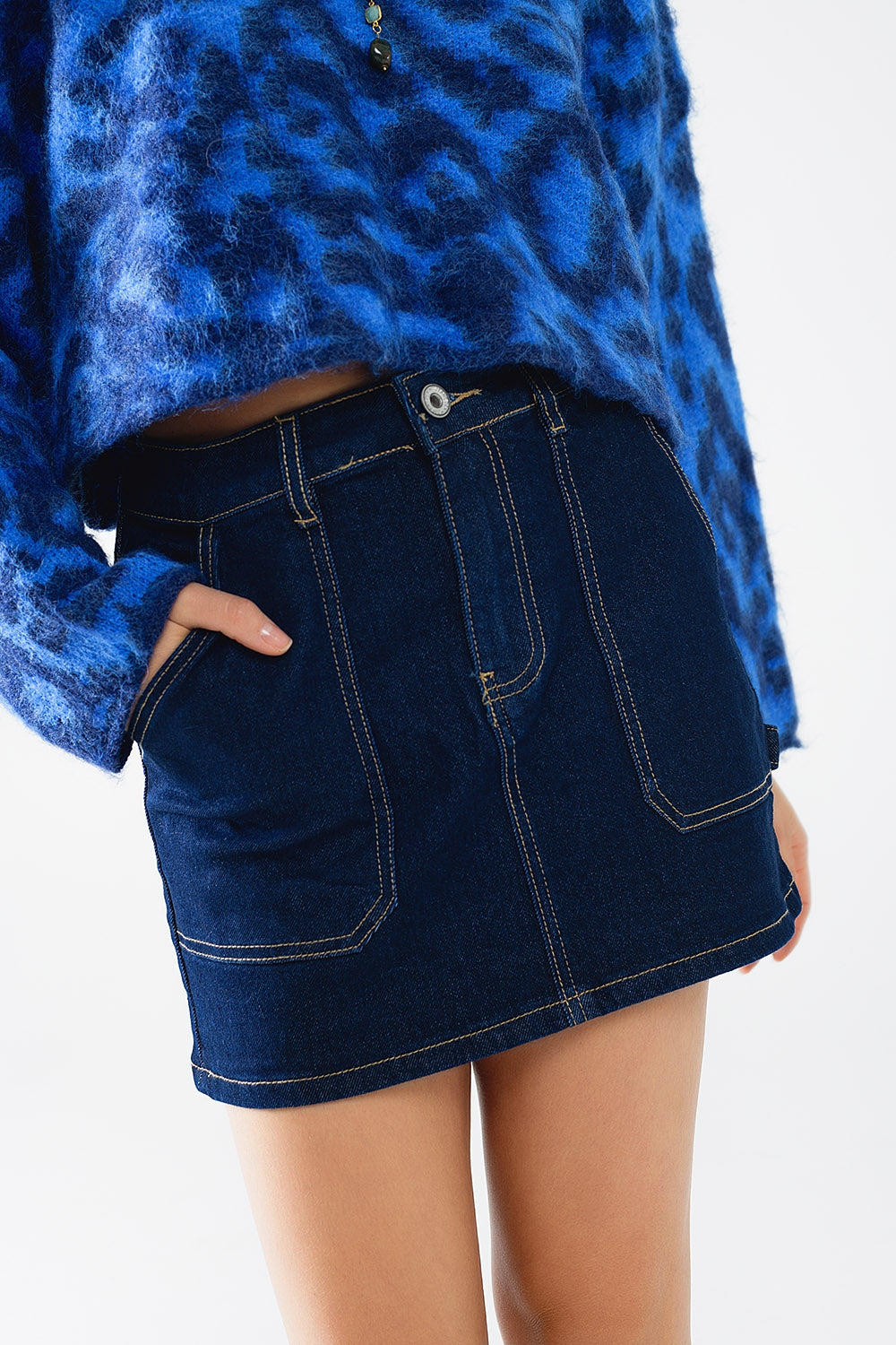 Minijupe en denim foncé avec poches sur le devant