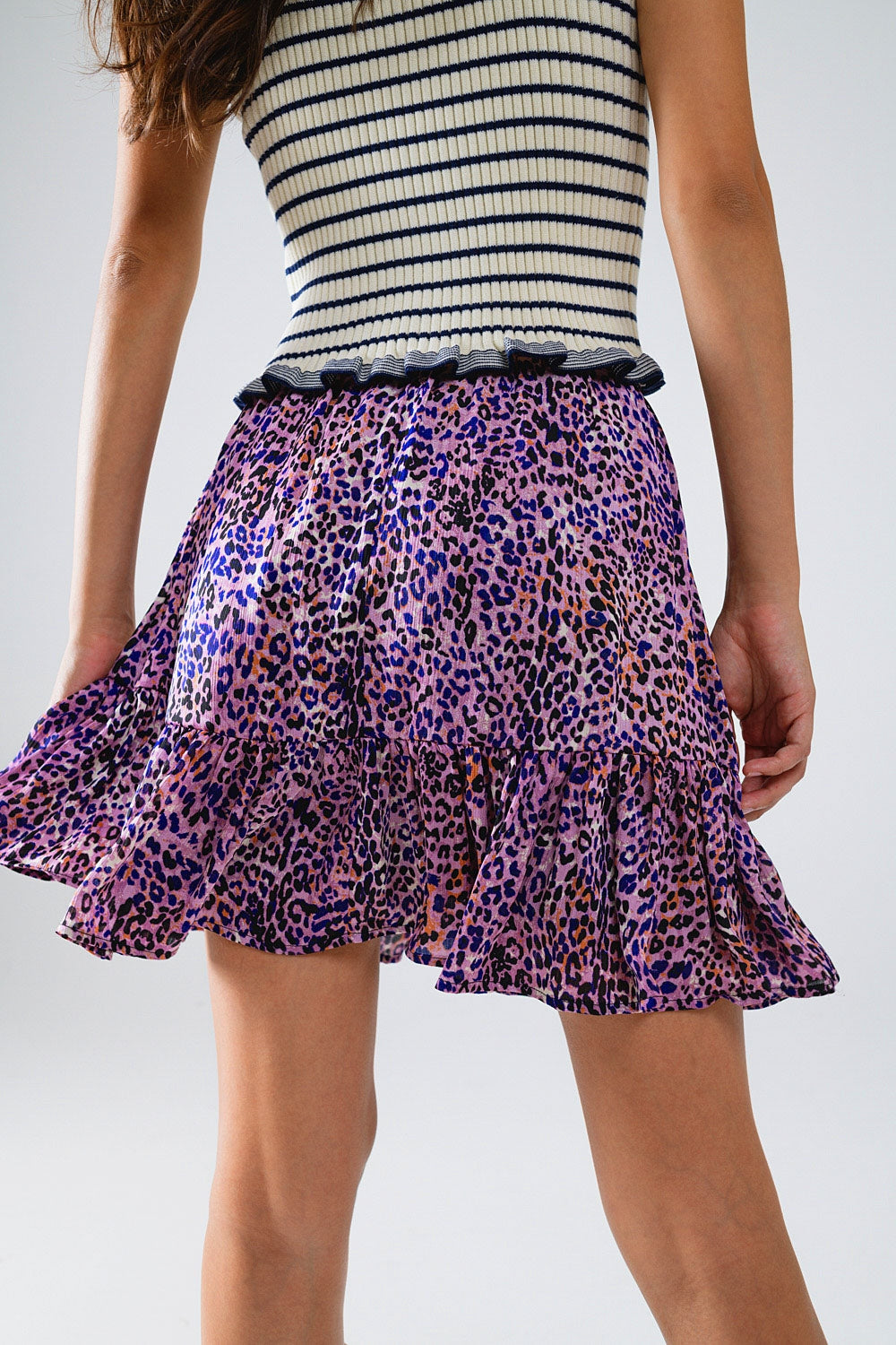 Minijupe violette à imprimé animalier avec volants