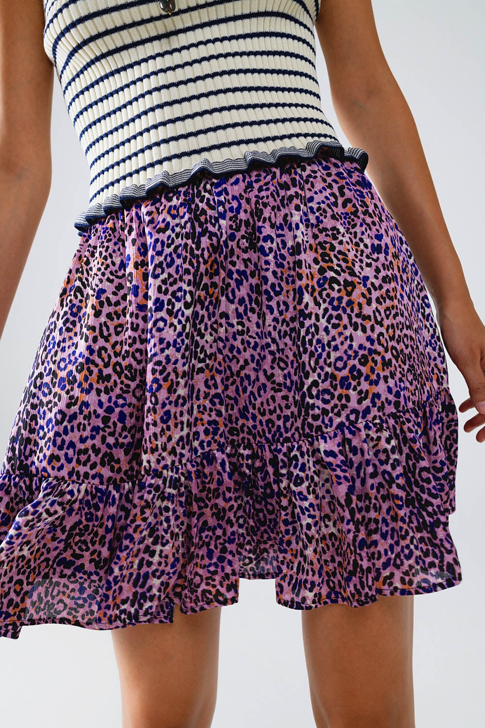 Minijupe violette à imprimé animalier avec volants
