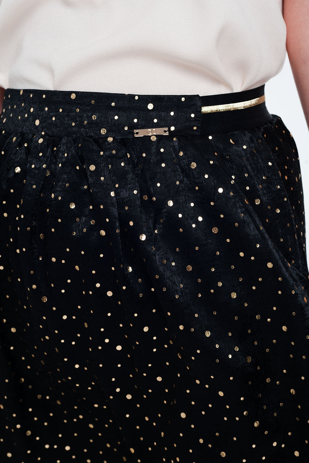 noire mini jupe avec plis en or polka dot